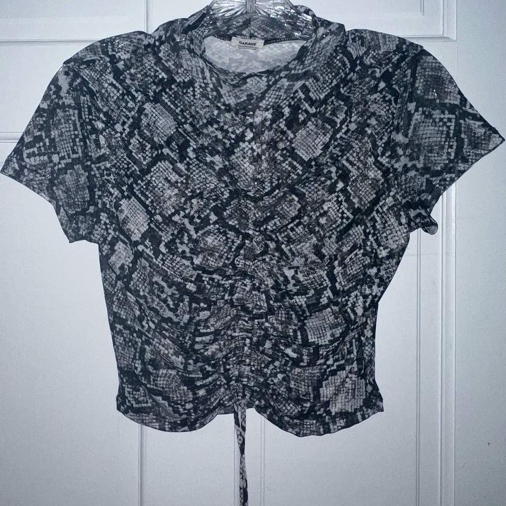 Mesh snake skin pull turtle neck top